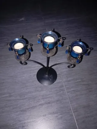 Candelabro in metallo nero e blu