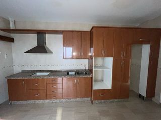 Cocina seminueva con campana