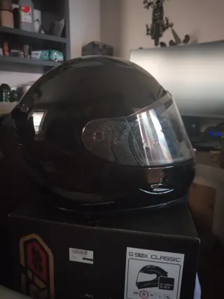 Casco de moto negro brillante