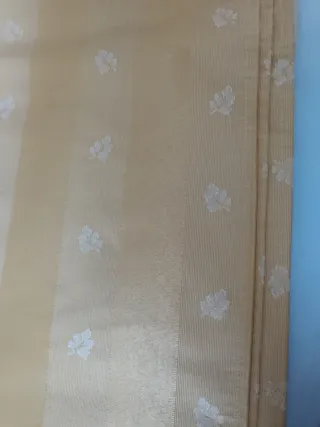 Set di biancheria da letto in giallo dorato con tende