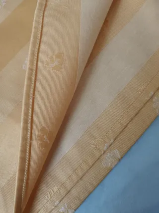 Set di biancheria da letto in giallo dorato con tende