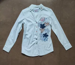 Camisa blanca con flores multicolor