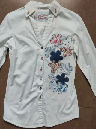 Camisa blanca con flores multicolor