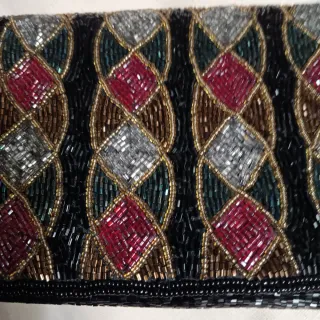 Pochette ricamata a mano con perline