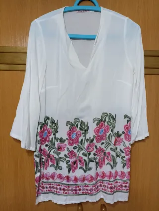 Camisola blanca bordada flores