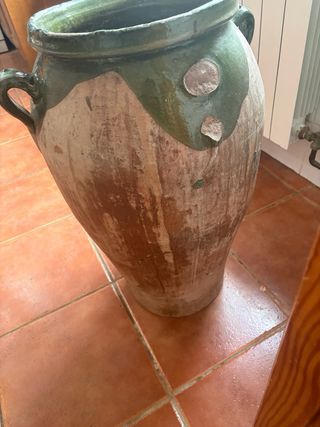 Orza antigua de barro con asas