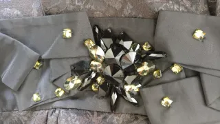 Vestido negro con cinturón joya