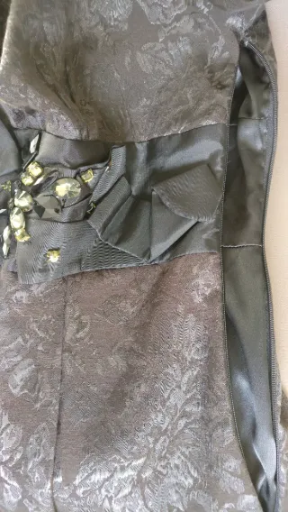 Vestido negro con cinturón joya