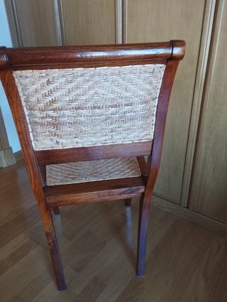 Silla de madera y ratán