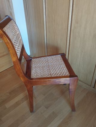 Silla de madera y ratán