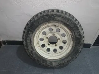 Llanta Suzuki Santana Samurai.