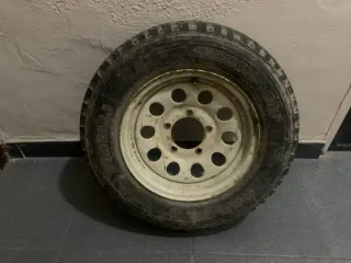 Llanta Suzuki Santana Samurai.