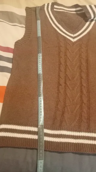 Chaleco de punto marrón con rayas blancas