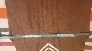 Chaleco de punto marrón con rayas blancas