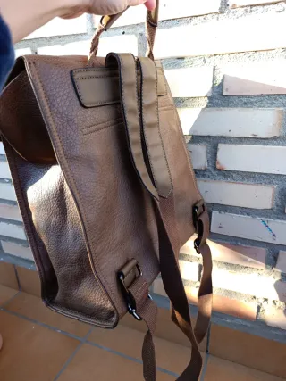 Mochila de cuero marrón