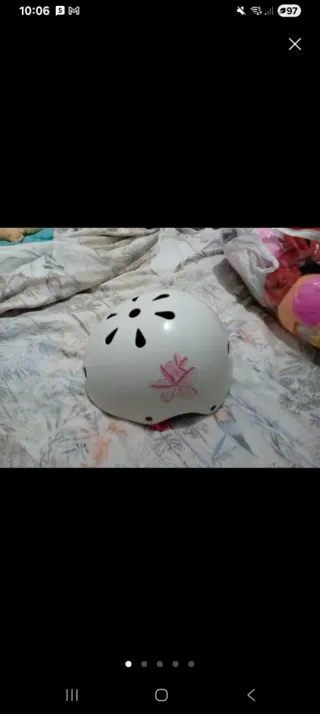 Casco blanco con flor rosa