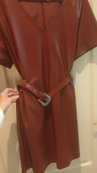 Vestido polipiel granate con cinturón
