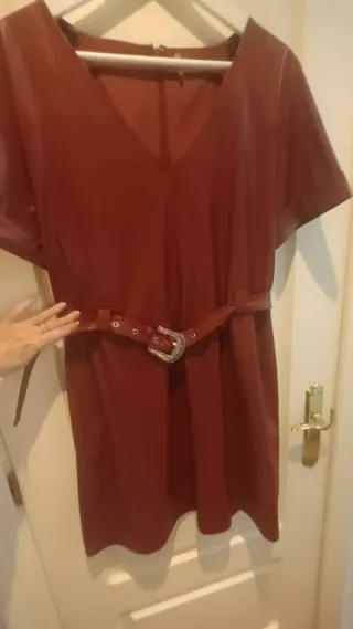 Vestido polipiel granate con cinturón