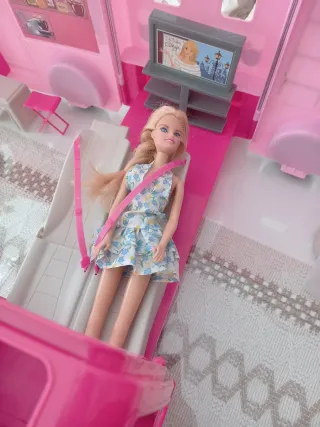 Autocaravana Barbie con Muñeca y Accesorios
