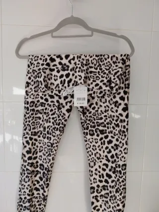 Pantalón pitillo estampado leopardo Talla L