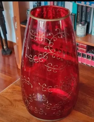 Vaso rosso decorato oro