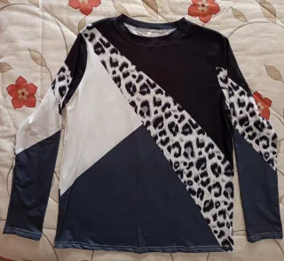 Camiseta mujer manga larga M. Una 5€, las dos 8€.