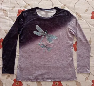 Camiseta mujer manga larga M. Una 5€, las dos 8€.