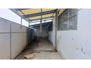 Nave industrial en venta en Lucena
