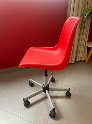 Silla de estudio giratoria roja con ruedas