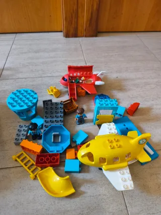 Dos Aeropuertos y avión : Lego duplo y madera