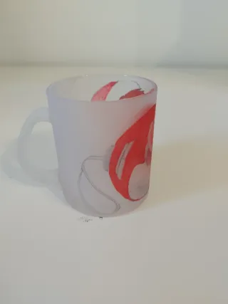 Tazza in vetro disegnata a mano