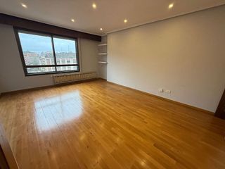 Piso en venta en Plaza España - Villa Pilar - Reyes Católicos - Vadillos en Burgos