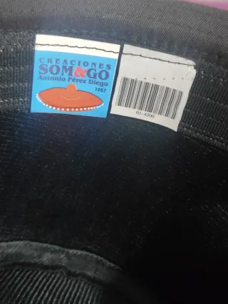 Sombrero negro con mariposa de brillantes