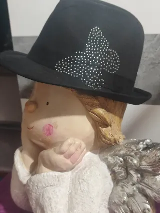 Sombrero negro con mariposa de brillantes