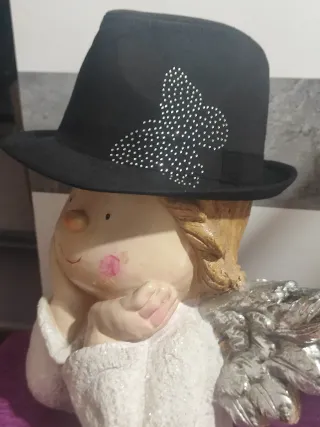 Sombrero negro con mariposa de brillantes