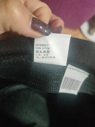 Sombrero negro con mariposa de brillantes