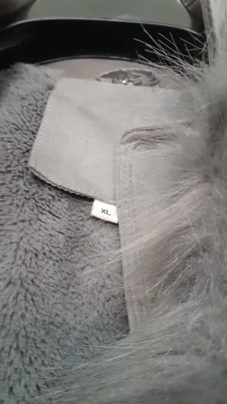 Giubbino con pelliccia sintetica grigio