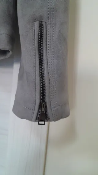 Giubbino con pelliccia sintetica grigio