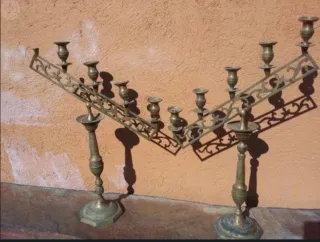 Coppia di candelabri metallici dorati altezza 62cm
