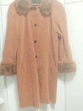 Abrigo piel sintética con cuello y puños