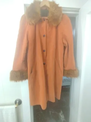 Abrigo piel sintética con cuello y puños