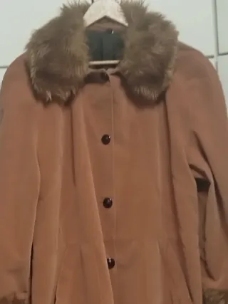 Abrigo piel sintética con cuello y puños