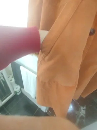 Abrigo piel sintética con cuello y puños