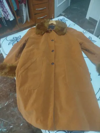 Abrigo piel sintética con cuello y puños