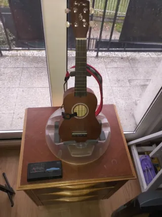 Ukelele Harley Benton con soporte, correa y afinad