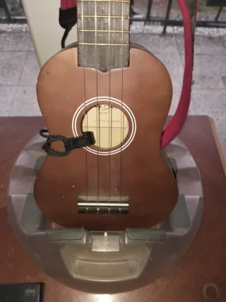 Ukelele Harley Benton con soporte, correa y afinad