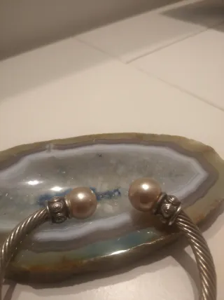 Pulsera rígida con perlas beige y detalles platead