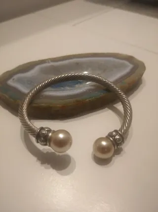 Pulsera rígida con perlas beige y detalles platead