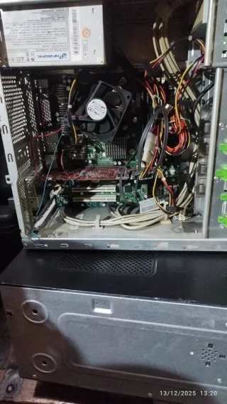 Ordenador Acer Torre Negro/Plata. Retirada en mano