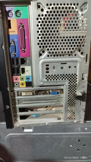 Ordenador Acer Torre Negro/Plata. Retirada en mano